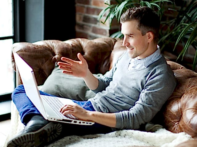 Online Almanca kursu alan bir kişi resmi