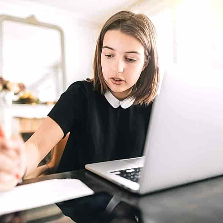 Almanca çalışan bir ortaokul öğrencisi