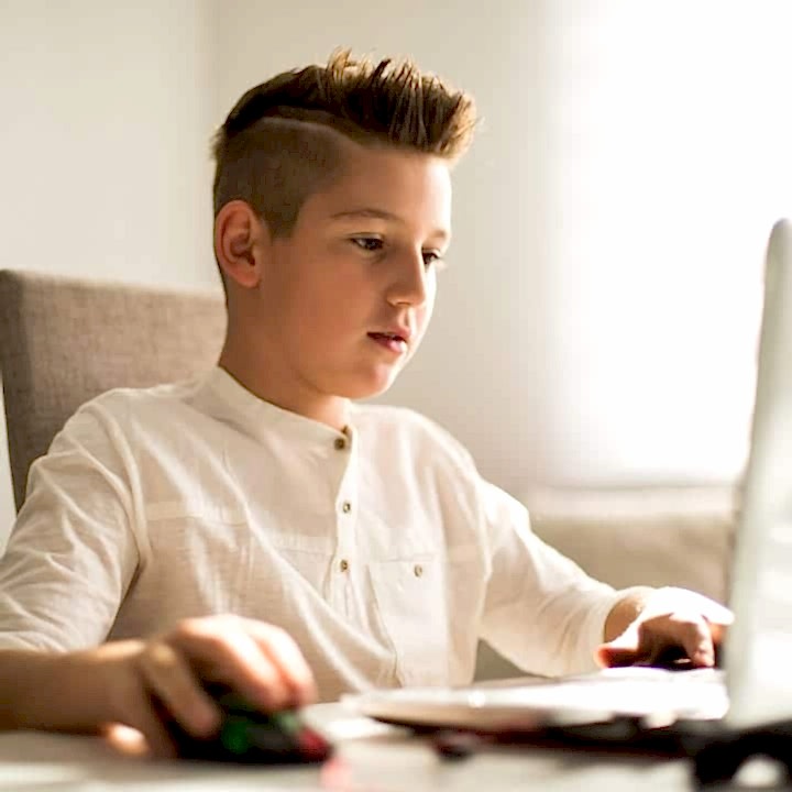 çocuklar ve gençler için İtalyanca kursu ortaokul öğrencisi