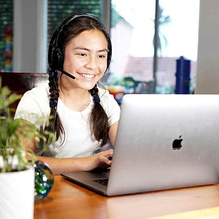 İngilizce özel ders alan bir çocuk