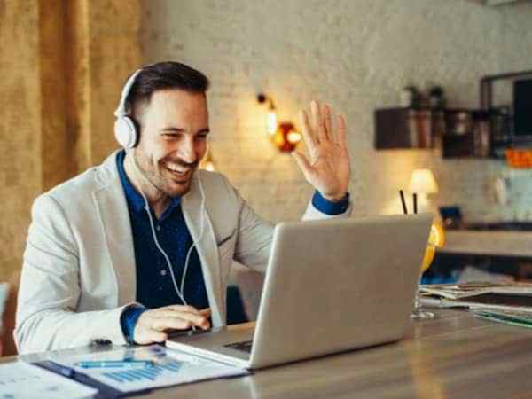 Online canlı dersler ile Türkçe öğrenen bir expat